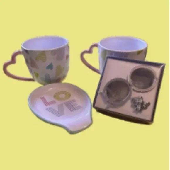 heart-printed pink cups and spoon rest, along with the cute bumble bee tea ball - Picture 5 of 6